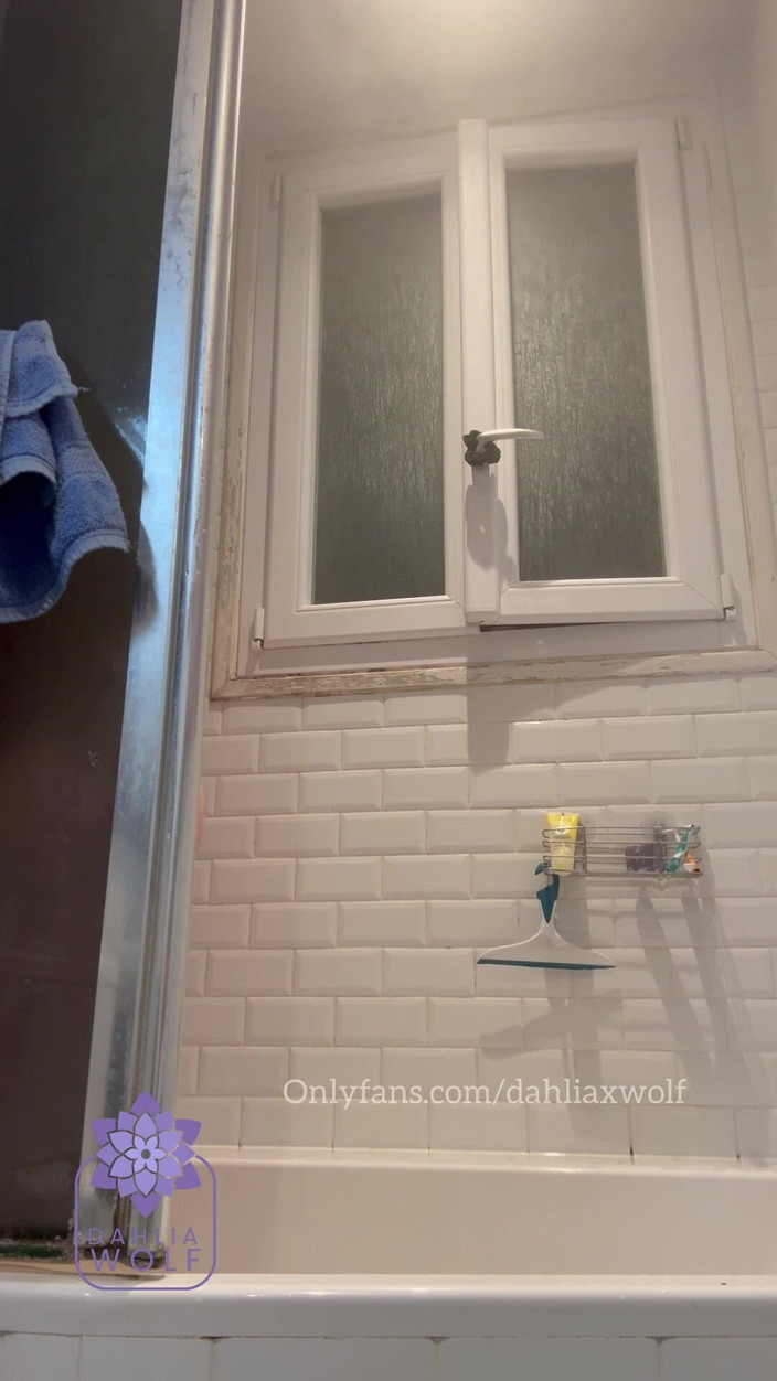 Dahlia Wolf: Câmera do banheiro- sexy chuveiro solo em Paris