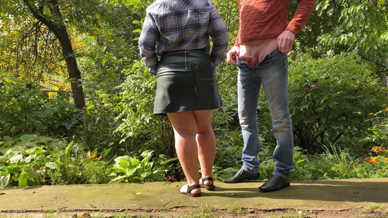 OurFetishLife: J'utilise la jupe de ma belle-mère dehors comme vagin
