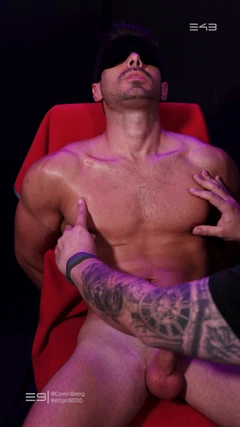 लड़का 43 - मांसपेशियों वाली, यूरोस्टड उंगली से चुदाई के दौरान जोरदार वीर्य निकालता है