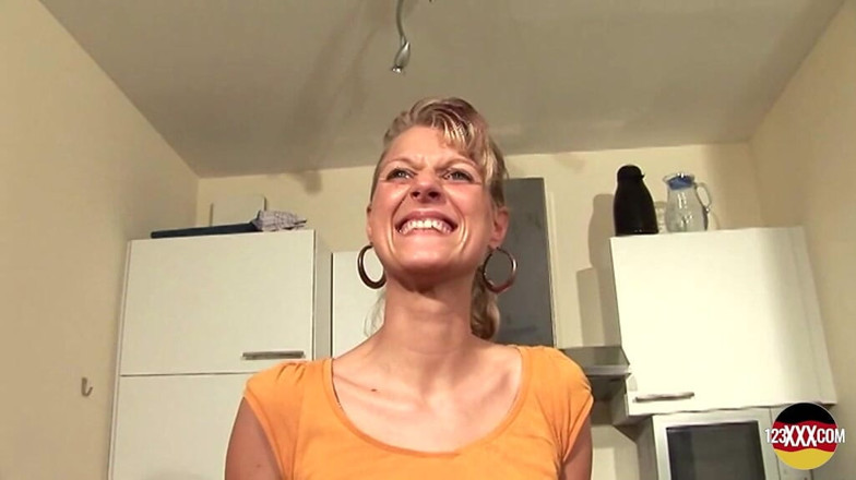 123XXX - 100% Amateurs: Blonda excitată folosește un vibrator mic în timp ce este lovită în...