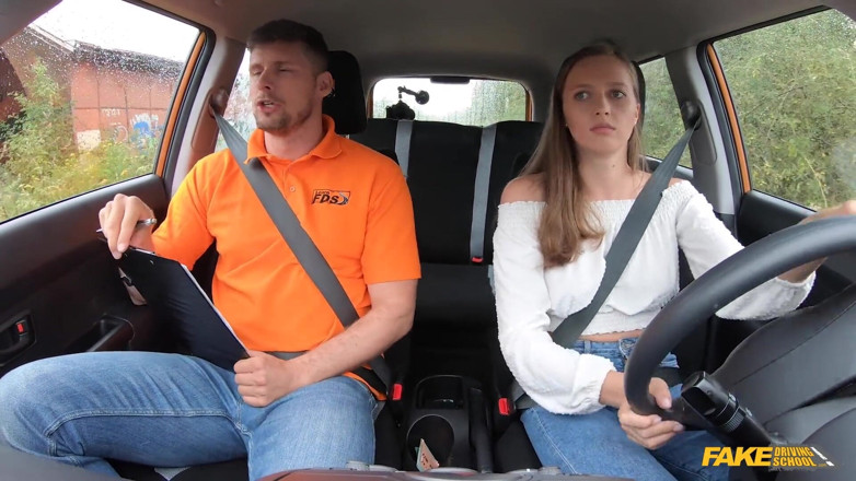 Fake Driving School: 完璧な胸を見せるためにパスして