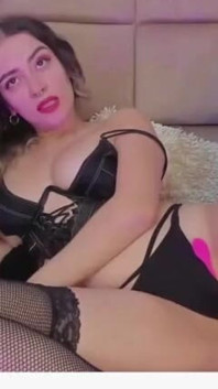 Eine Blondine in Einem Schwarzen Anzug