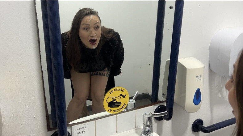 Lustful Libertines: Неверная жена трахает сотрудника в туалете паба, пока муж ждет на улице и получает неожиданую порцию спермы на все ее лицо