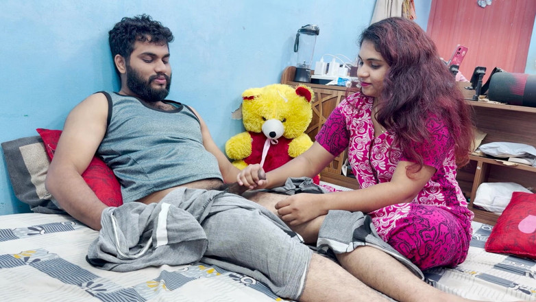 Vaishnavysharunraj: Une demi-sœur fait un massage du pénis avec du gel...
