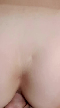 Pantat sempit cewek hot rambut cokelat ini dientot habis-habisan sampai dicrot di dalam