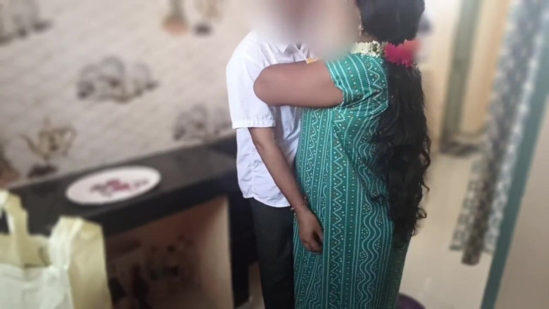 Telugu-fuckers: Desi stiefmoeder geneukt in de keuken, ik neukte haar om...