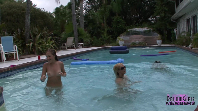 Dream Girls: O femeie slabă se scufundă și se pișă în tufișuri