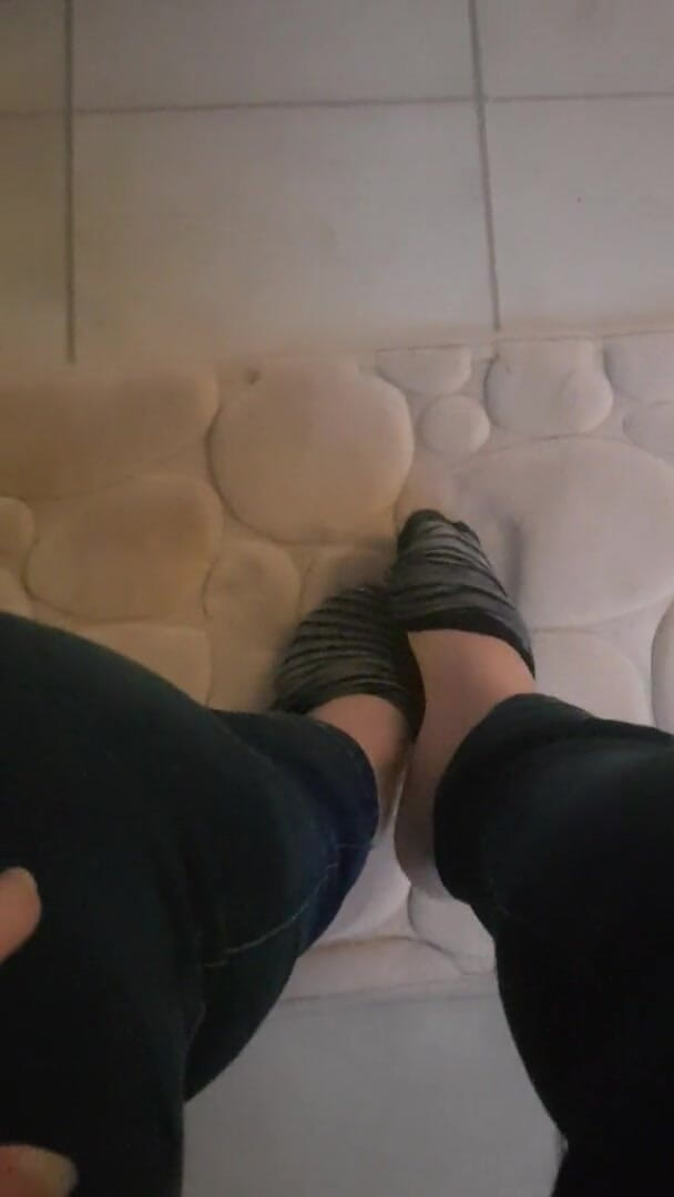 Faith's Feet Fetish: フェイスの足フェチ - 長い一日の後に靴下を脱ぐ