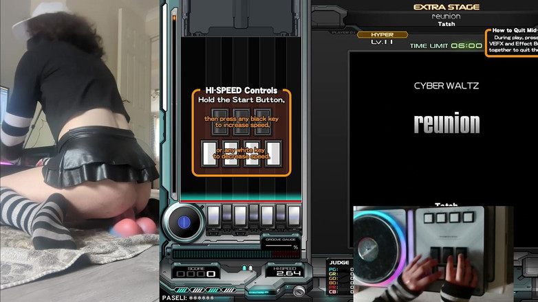 Rainbow Femboy: Фембой Raine скачет на игрушках, играя с Beatmania IIdx