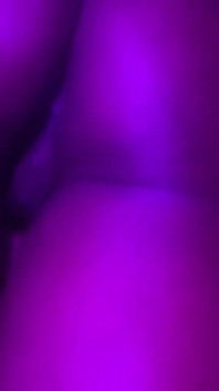 热辣的乌木女郎从后面和侧面的性感时刻