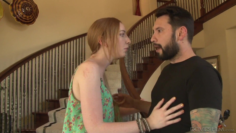 Out Of The Family: Alla matrigna piace guardarmi scopare