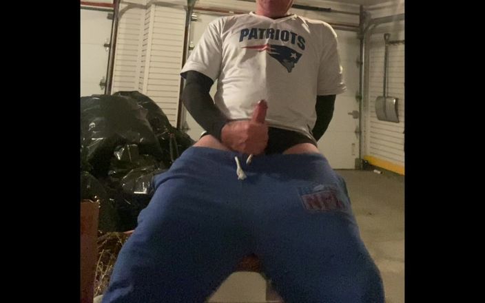 JockDad87: Dilf Jockdad87 lâche une éjac dans le garage