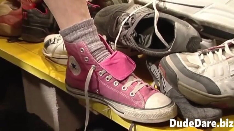 DudeDare: Pejantan fetish sepatu mengalami foursome yang menggairah