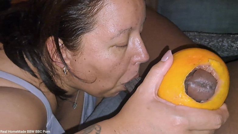 Real homemade BBW BBC porn: Melancap besar dengan buah daging grapefruit menghisap telurnya