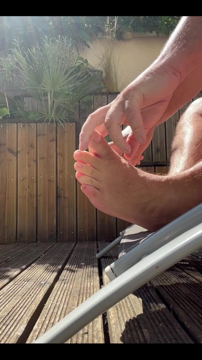 Hacou69: Penggemar barber ngurusin kaki seksi ini!
