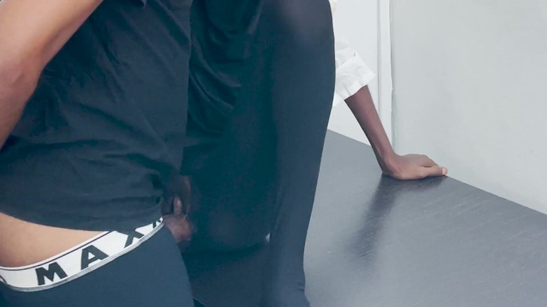 Petite Erotic Africa: Cewek mungil kulit hitam ini suka dientot kontol besar