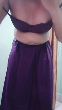 Indischer transvestiert gaurisissy fühlt sich geil in Lila sari, schaut und fickt wie eine hausfrau