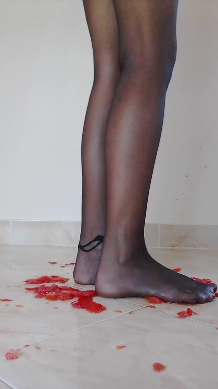 MissAnja_FH: Tomate esmagando na meia-calça preta