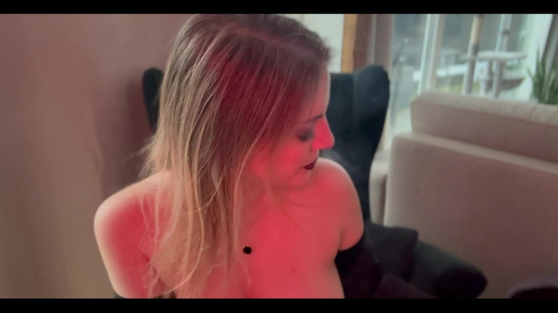 Naughty Natascha: Fumando em um vestido sexy e luvas, assista para ver...