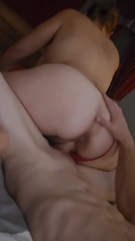 Wanita besar dipijat dengan sensual sambil pakai kemeja robek