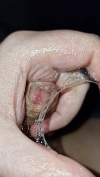 Szarpanie mojego precum nasączonego nieobrzezanego penisa