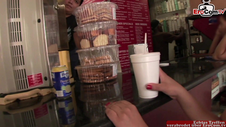 EroCom: Une fille noire se fait draguer dans un bar pour...