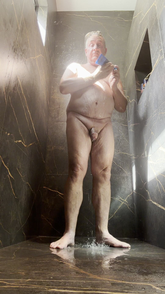 GottaLuvBB: Schau zu, wie ich dusche und mich rasiere