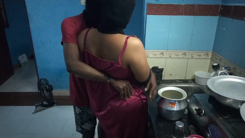 Tamil lesbian: Gorący seks w kuchni