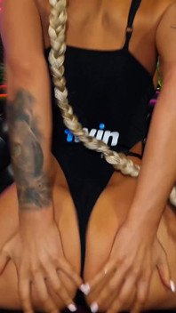 Sexy Monika Fox im schwarzen body fickt sich in alle löcher mit riesigen dildos