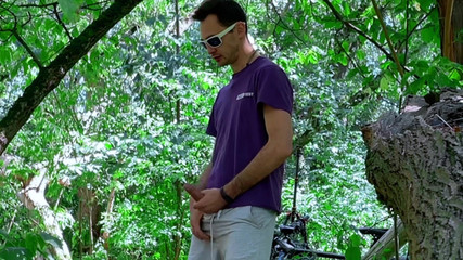 Nick Lewis: La masturbazione nella foresta porta a una sessione di calda...