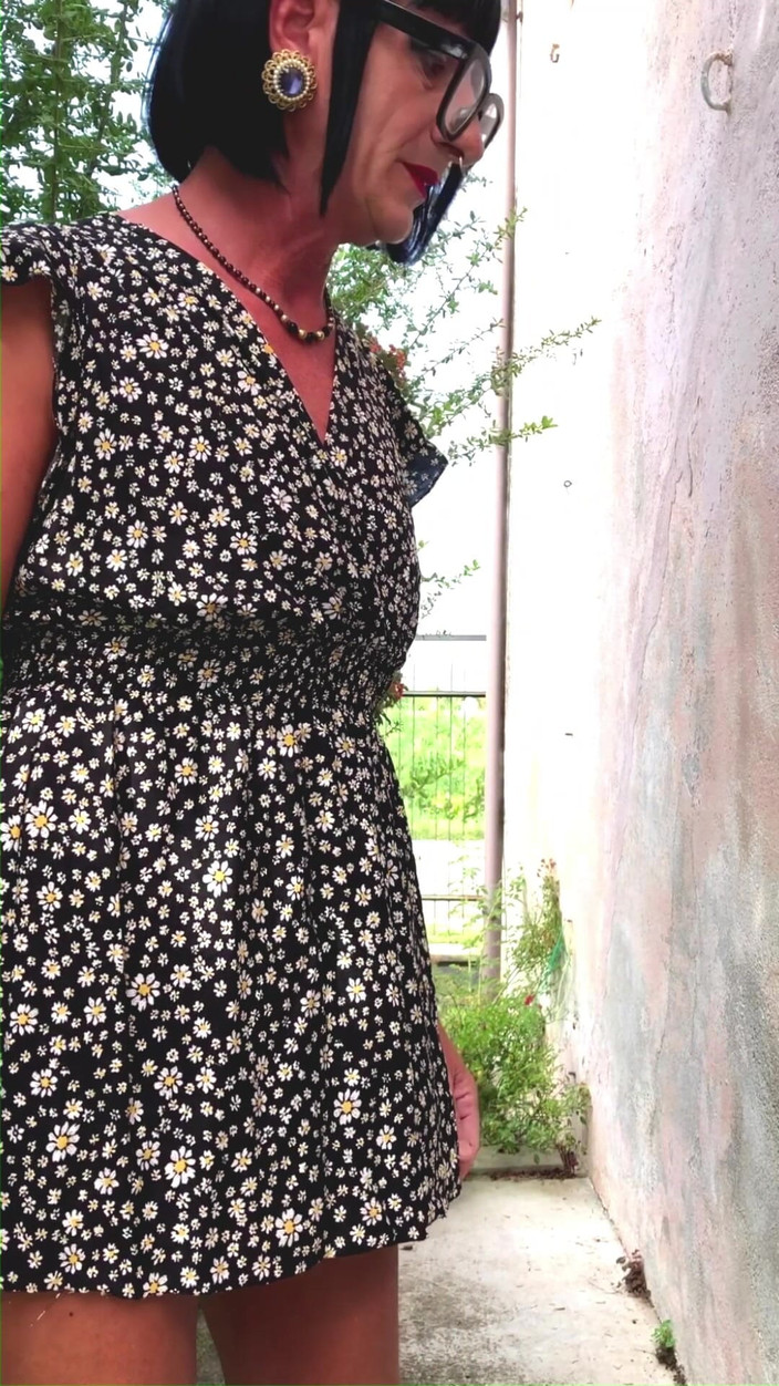 Andreina Naty: Promenad i trädgården i stilettklackar