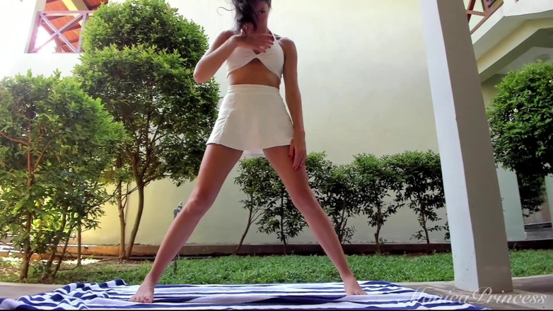 Princess Monica: Dòng chảy yoga gợi cảm: nắm lấy nghệ thuật cân...
