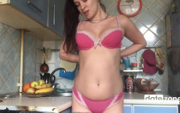 Datezone: Heiße und geile hausfrau masturbiert mit Banane in der küche