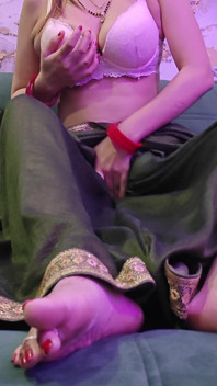 Sonia Bhabhi masturbeert totdat ze klaarkomt op een dildo