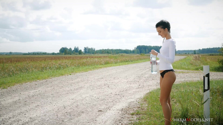 CharmModels: Sofia Z Nat nat nat t-shirt en harde tepels