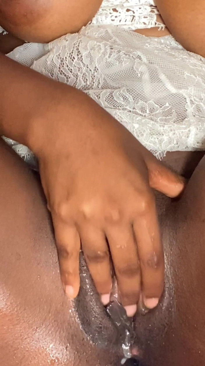 Slipperyblackgirl: Alle hoch lebe die sahnige muschi, die mich dazu brachte,...