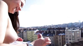 Andrea Dipre mamada al aire libre en el techo en Praga