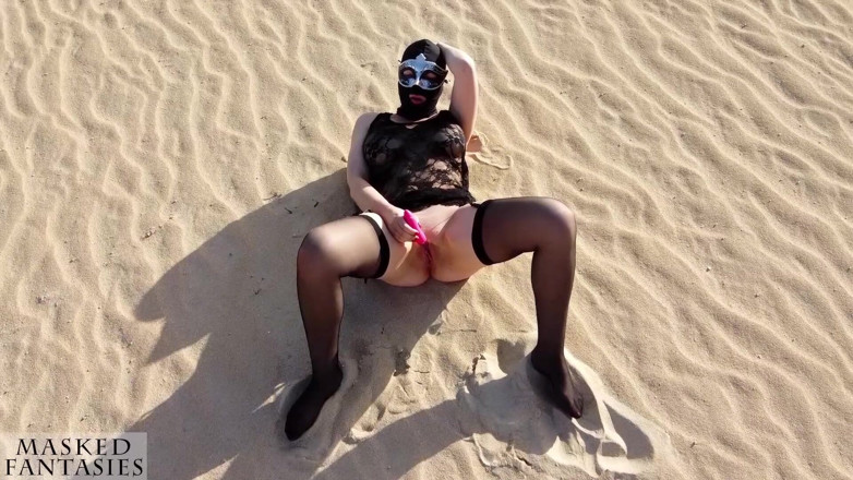 Masked-Fantasy: このMILFは広大で人里離れた砂漠の風景で自慰をし、ドローンが彼女をじっと見守っている