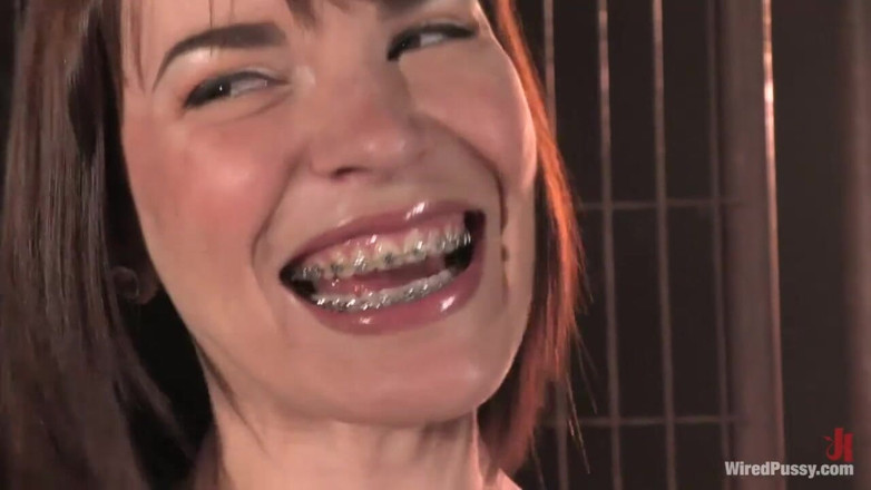 Wired Pussy by Kink: Dana Dearmond keert terug naar Wiredpussy om gedomineerd te worden...