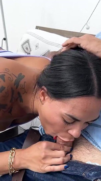Kim Hot wird eine erstaunliche Dachszene mit diesem älteren Papi haben!