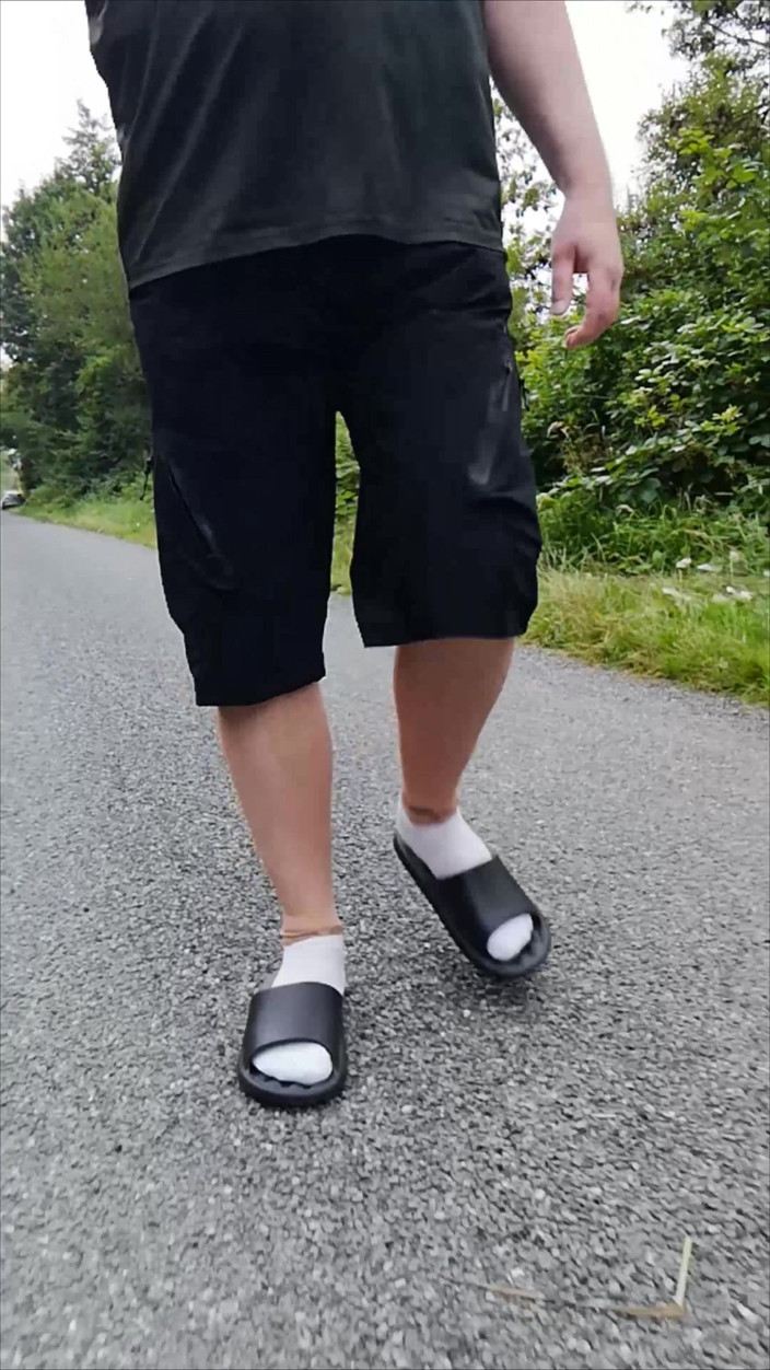Carmen_Nylonjunge: In Latschen Und Weißen Socken in Der Natur