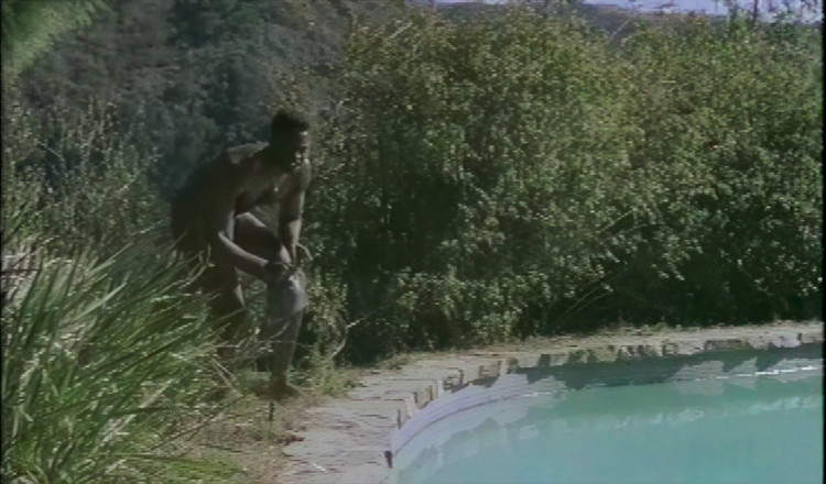 Inthe MILF room: Moana surprend un black dans la maison et profite de...