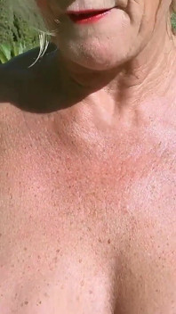 Tantejudys - Je Nieuwe Zwembaddame Mevrouw Molly Zuigt Je Pik (pov)