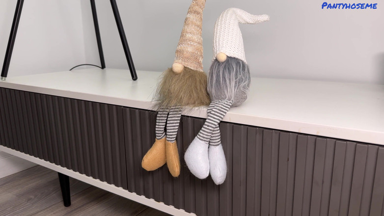 Pantyhose me porn videos: Blondýnka s malými kozičkami si nechá vytáhnout sukni na dobré šukání...