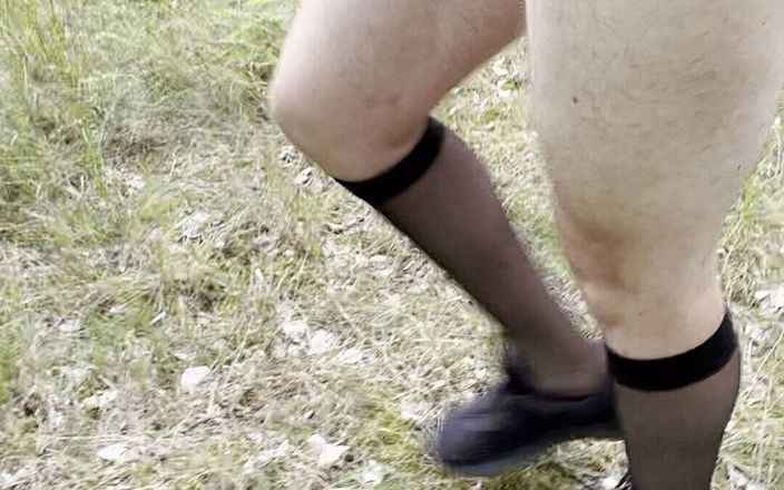 Apomit: Adolescente anda na natureza nua para gay papai com meia-calça...