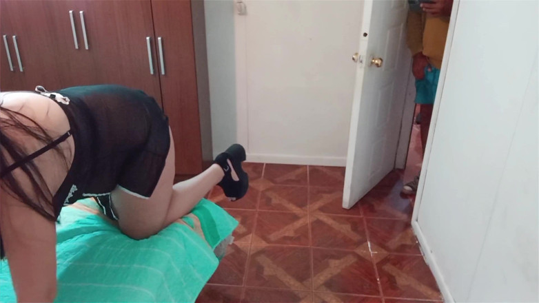 BBW Kelly Mom: Enteado pega sua madrasta fazendo a cama - close-up da bunda...