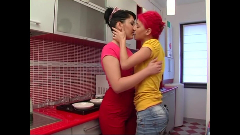 SapphoFilms - By Nikoletta Garian - Real Lesbian: Küssen ist der riesige teil lesbischer liebes-session