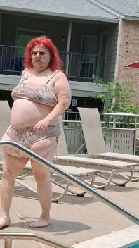 Nadeszło lato! Czas na pierwszą wizytę w basenie seksowna duża pielęgniarka Vicki Style!