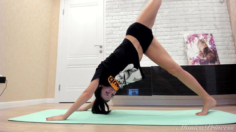 Princess Monica: Nackte beine, enge shorts: meine yoga-routine
