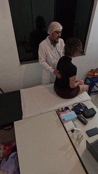 Médico brasileño realiza examen médico pre-empleo a una mujer extranjera